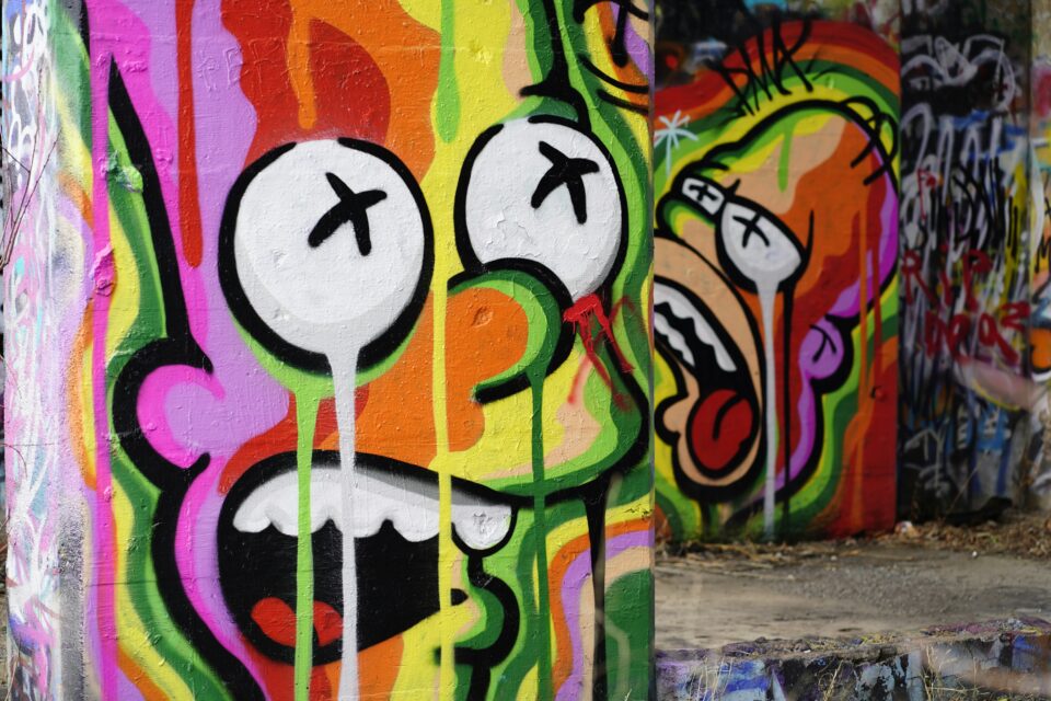 Halluzinierende KI? Ja, das kann vorkommen. Oberstes Gebot: immer alle Infos noch einmal überprüfen. (Foto: Unsplash/Sharice Miller) Grafitti Homer Simpson mehrfarbig irre wirkend