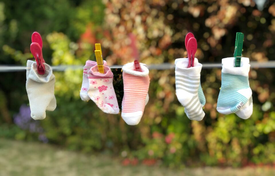 Babysoöckchen auf Wäscheleine