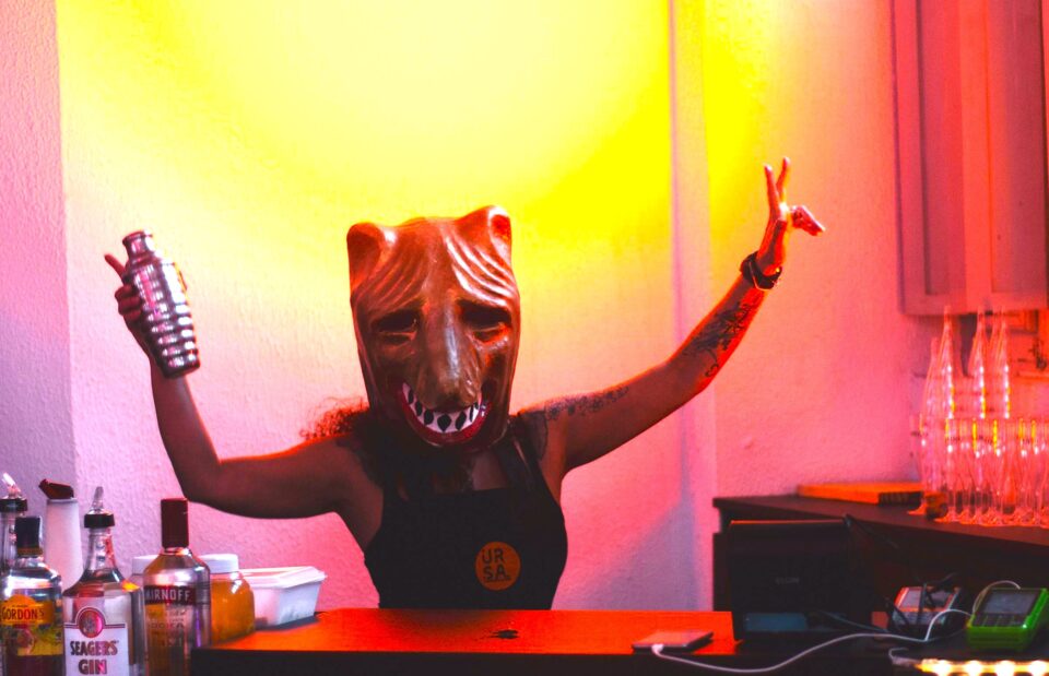 Was hat sich dein Kopf letzte Nacht zusammengeträumt? (Foto: Pexels/Thfotodesign) weibliche Person mit Maske hinter der Bar