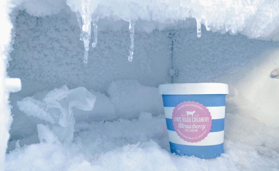 Eisbecher in vereistem Gefrierfach