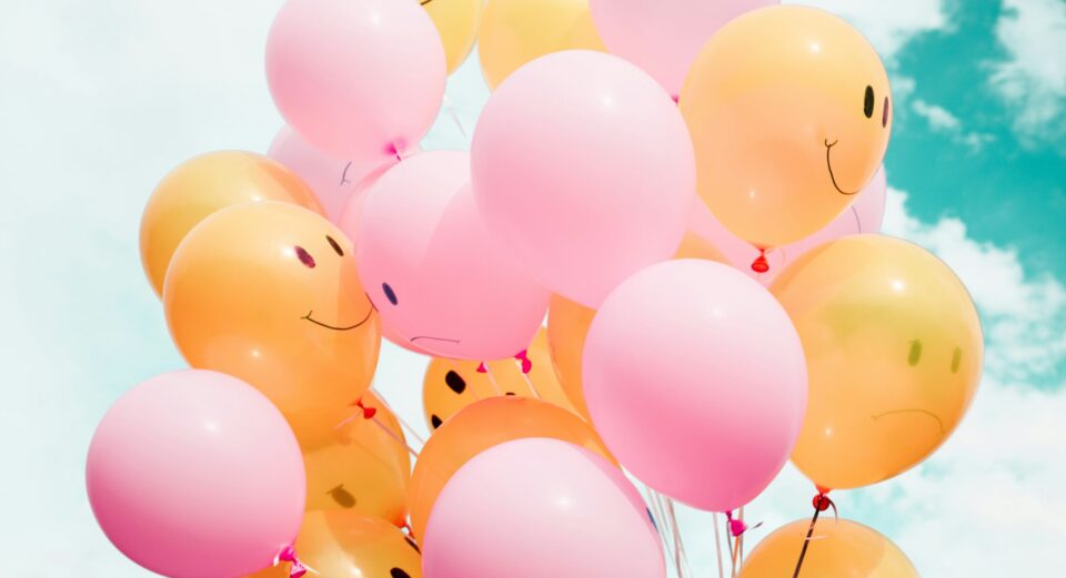 rosa und gelbe Smiley Luftballons