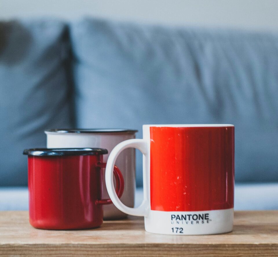 3 unterschiedliche Tassen auf Tisch