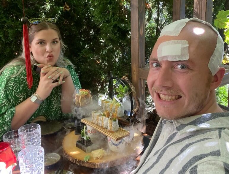Mann und Frau im Sushi Restaurant