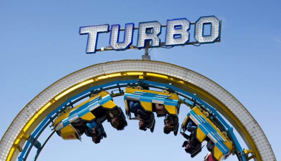 Achterbahnausschnitt mit TURBO Buchstaben
