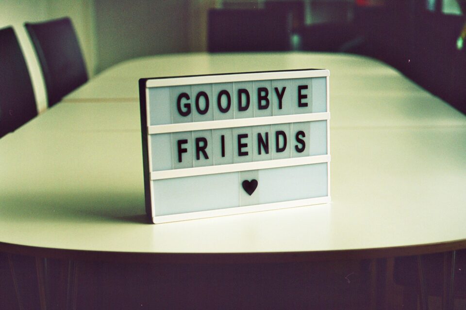 Schild Goodbye Friends