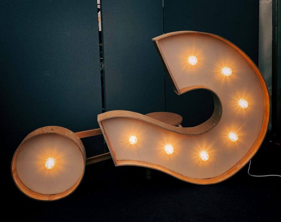 leuchtendes Fragezeichen liegt am Boden