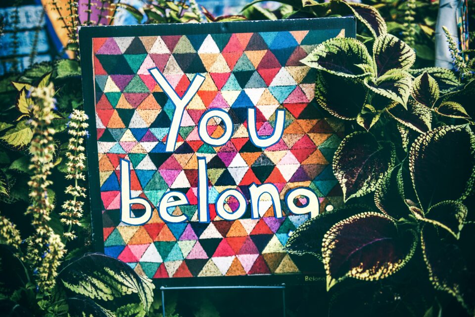 buntes bild mit schrift you belong