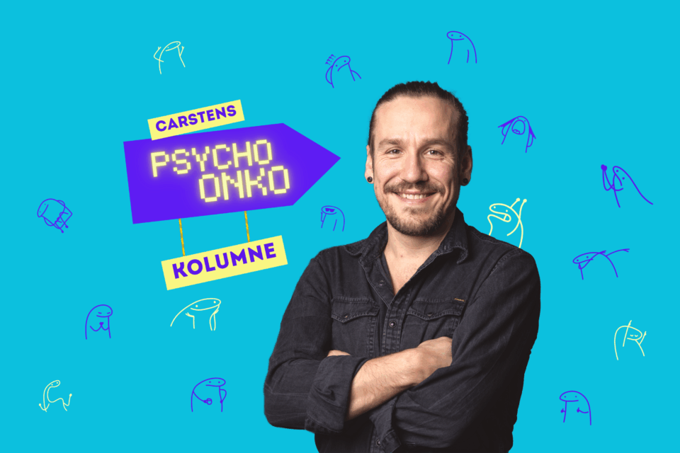 männliche Person vor hellblauem Hintergrund