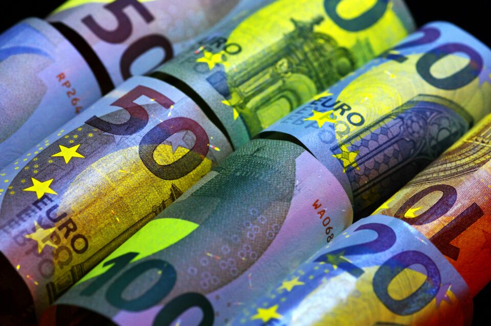 Geldscheine EUR in buntem Licht