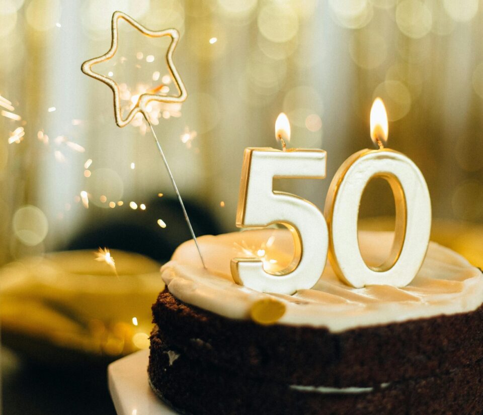 Zahl 50 als Kerzen auf Torte
