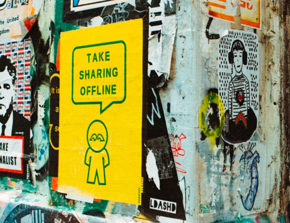 gelbes Plakat mit Aufschrift Take Sharing Offline