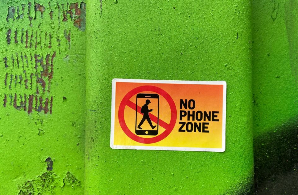 Offline Zeit Schild vor grünem Hintergrund