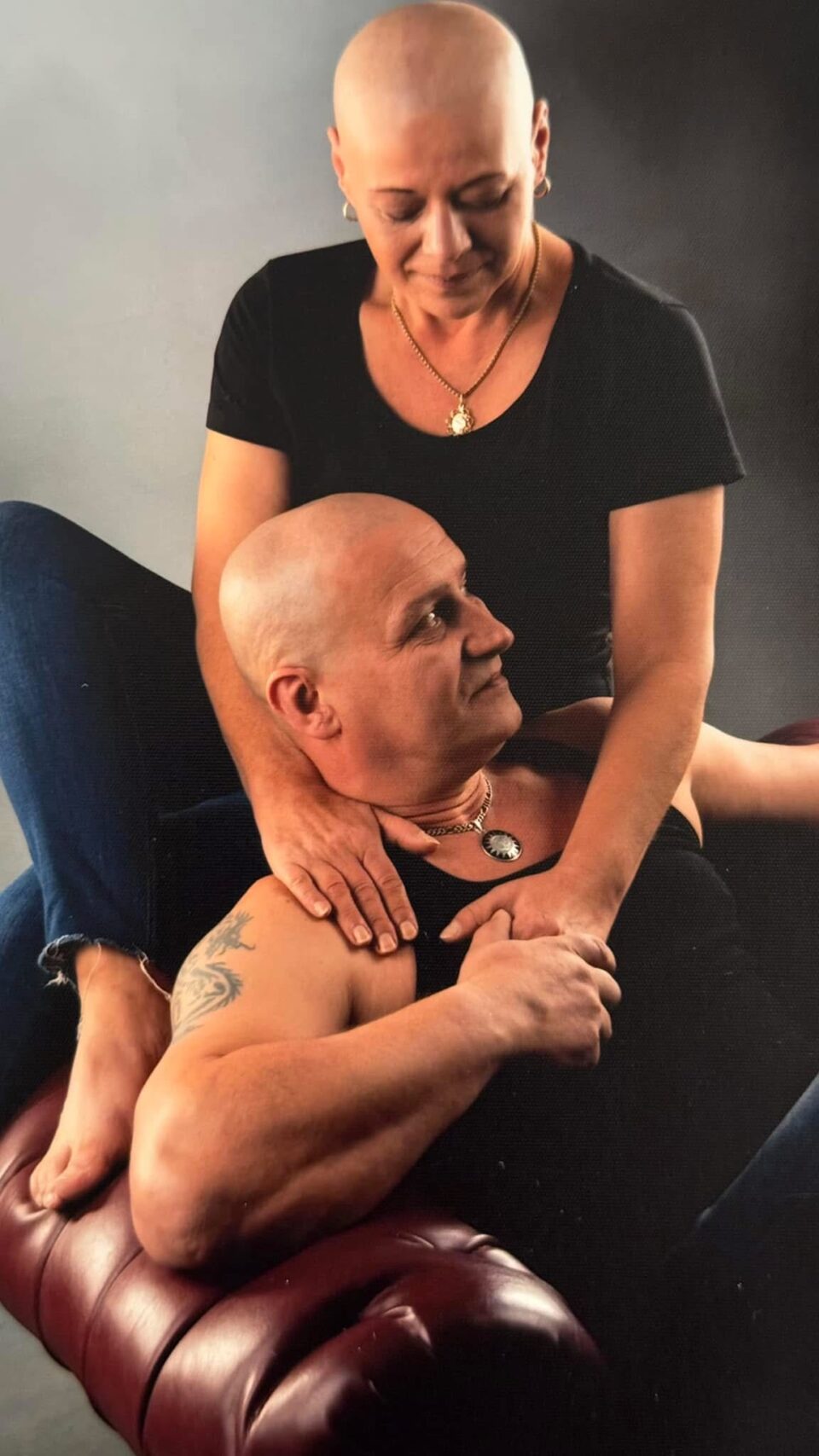 Mann und Frau ohne Haare