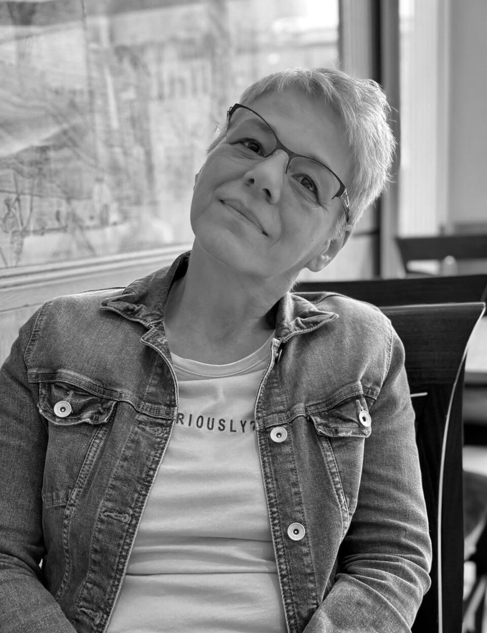 Frau mit kurzen blonden Harren, sitzend, s/w