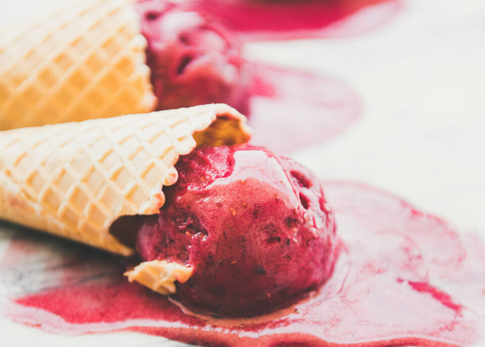 schmelzendes eis rot in waffel